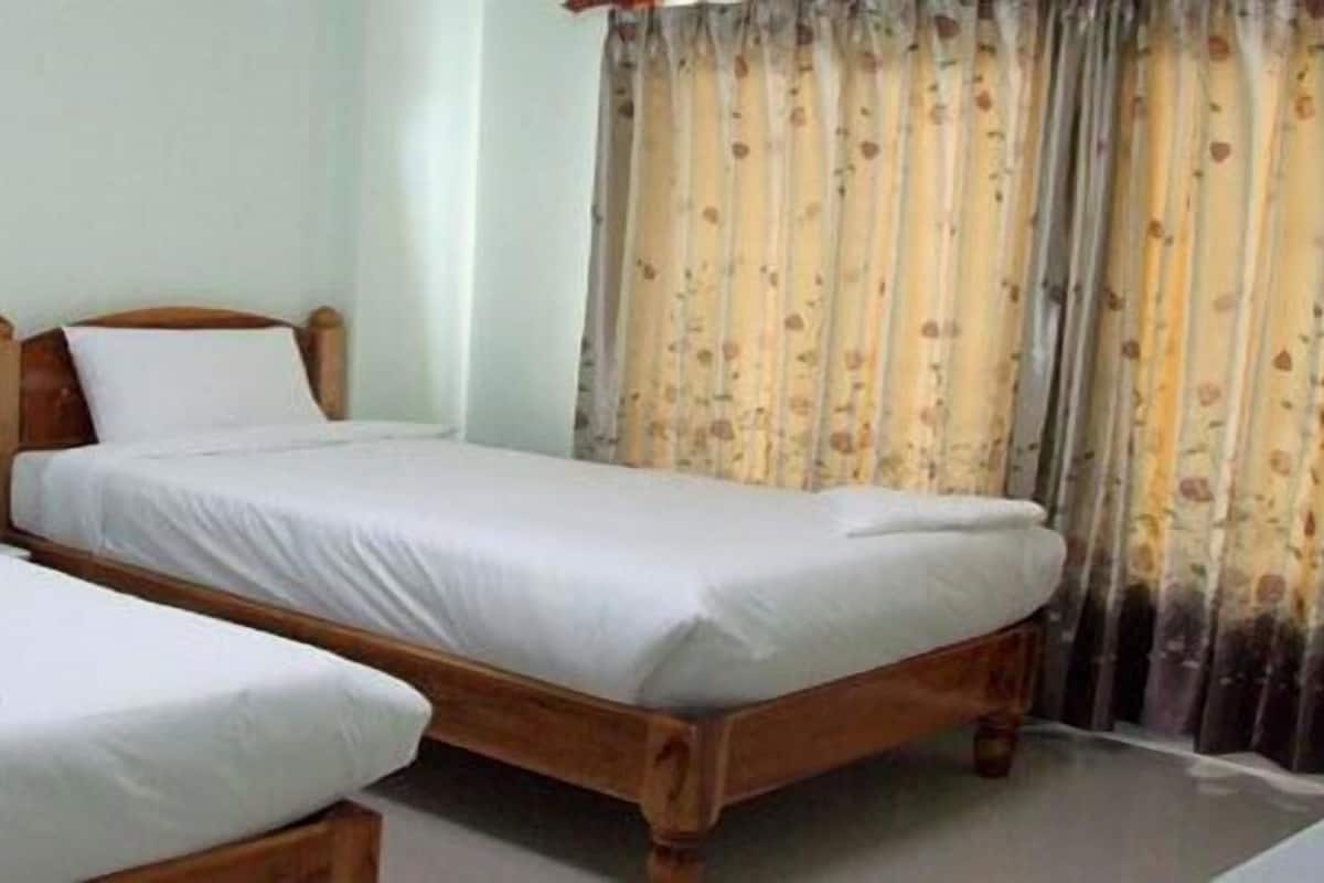 Desk, rollaway beds, free WiFi