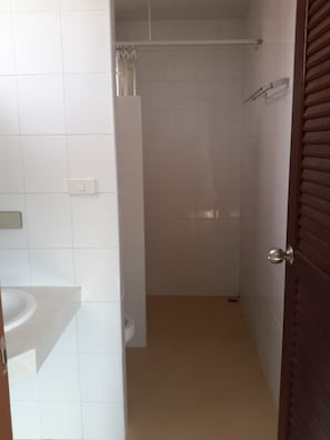 Deluxe B Studio | Baño | Regadera, amenidades de baño gratuitas, secadora de cabello, toallas