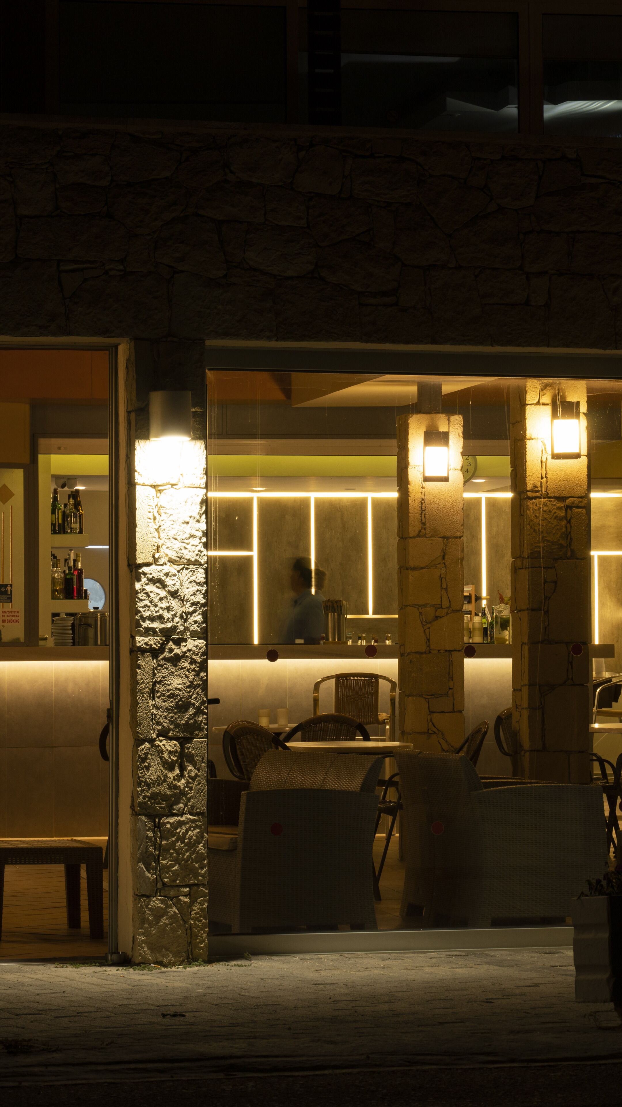 Un restaurante con pilares de piedra y una zona de bar.