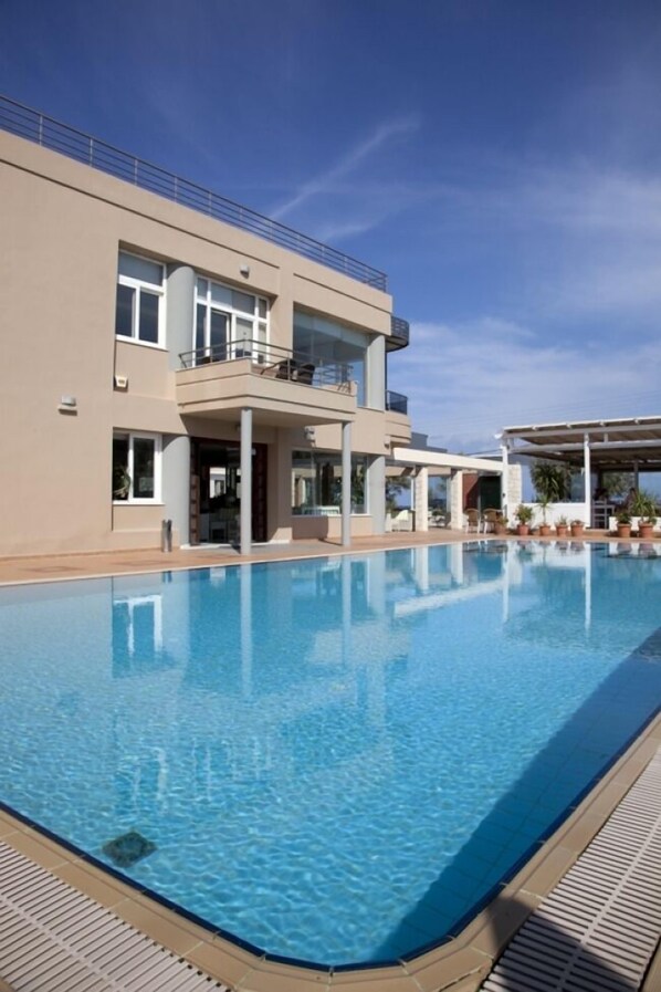 2 outdoor pools, pool umbrellas, pool loungers
