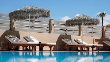 2 buitenzwembaden, parasols voor strand/zwembad