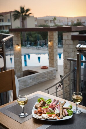 Breakfast, lunch, dinner served; pool views - Maleme Mare Beach Resort Hotel (Platanias)