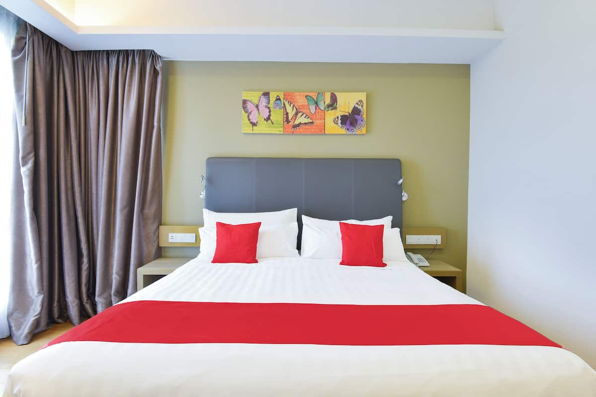 Two Bedroom Suite - Twin Tower with Pool View | 1 quarto, cofres nos quartos, escrivaninha