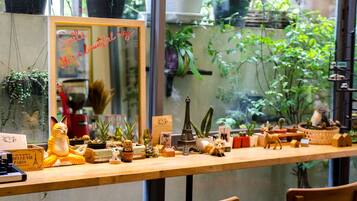 Breakfast, lunch, dinner served; international cuisine