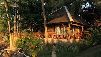 Villa romántica, vista a la playa, frente al mar | Exterior