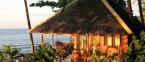 Villa Romantica, vista spiaggia, di fronte alla spiaggia | Biancheria da letto di alta qualità, una cassaforte in camera