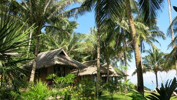 Romantic Cottage, Beach View, Beachside | Premium bedding, in-room safe, free WiFi