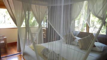 Premium bedding, in-room safe, free WiFi