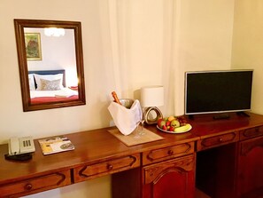 ميني بار وخزنة داخل الغرفة ومكتب وستائر تعتيم