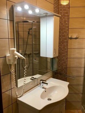 Triple Room, Balcony | Bathroom | Shower, free toiletries, hair dryer, towels - Hotel Kentaur (Siófok)
