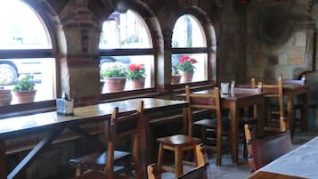 Se sirven desayunos, almuerzos, cenas y cocina regional