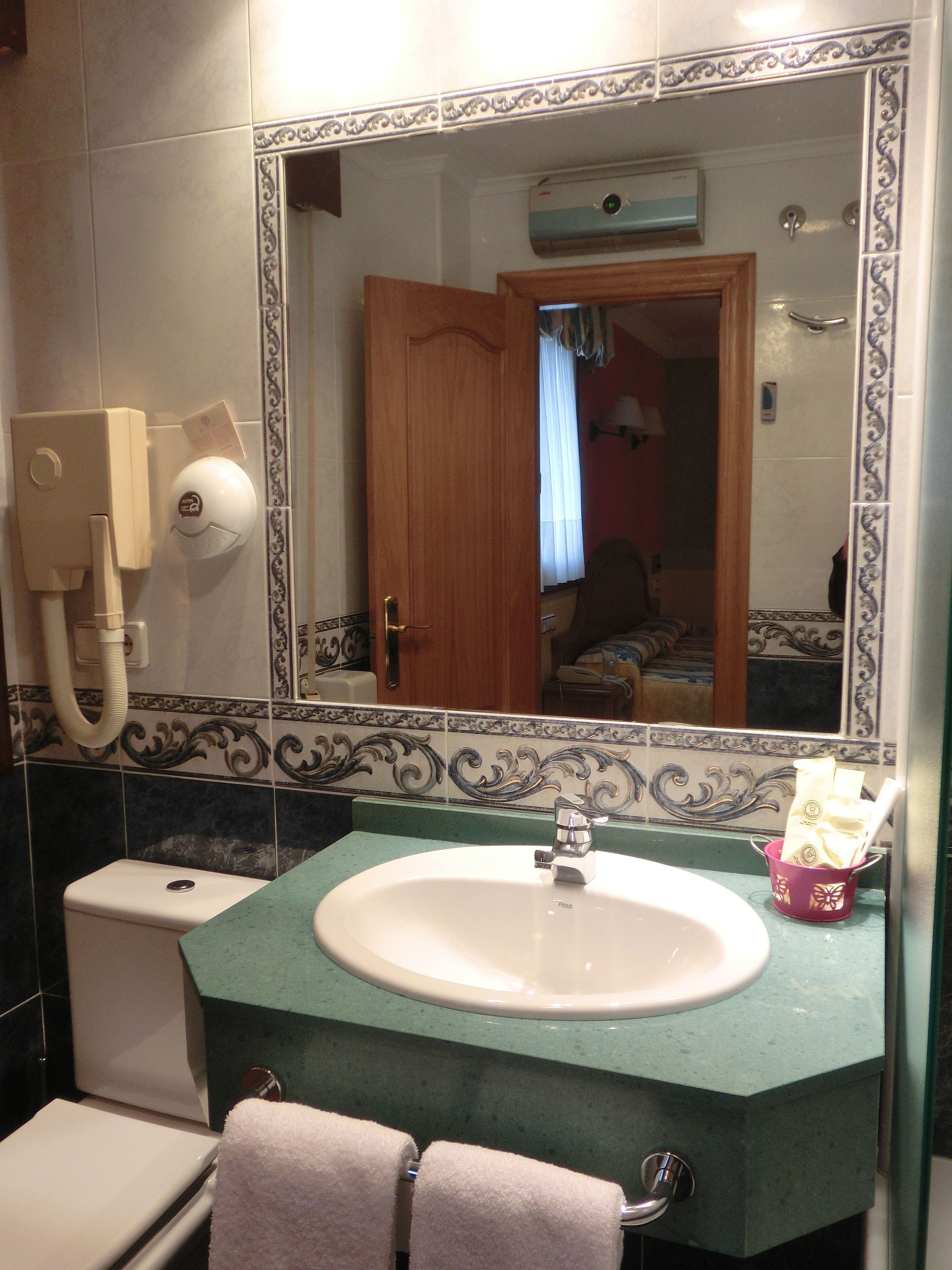 double room single use | bathroom | combined shower/bathtub, free toiletries, hair dryer, towels