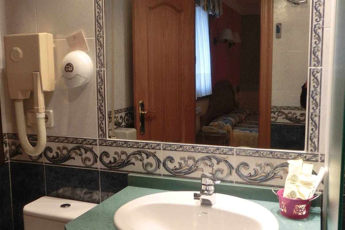 double room single use | bathroom | combined shower/bathtub, free toiletries, hair dryer, towels