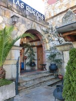Entrada de un edificio de piedra con un letrero que dice 'Las Ruedas'.