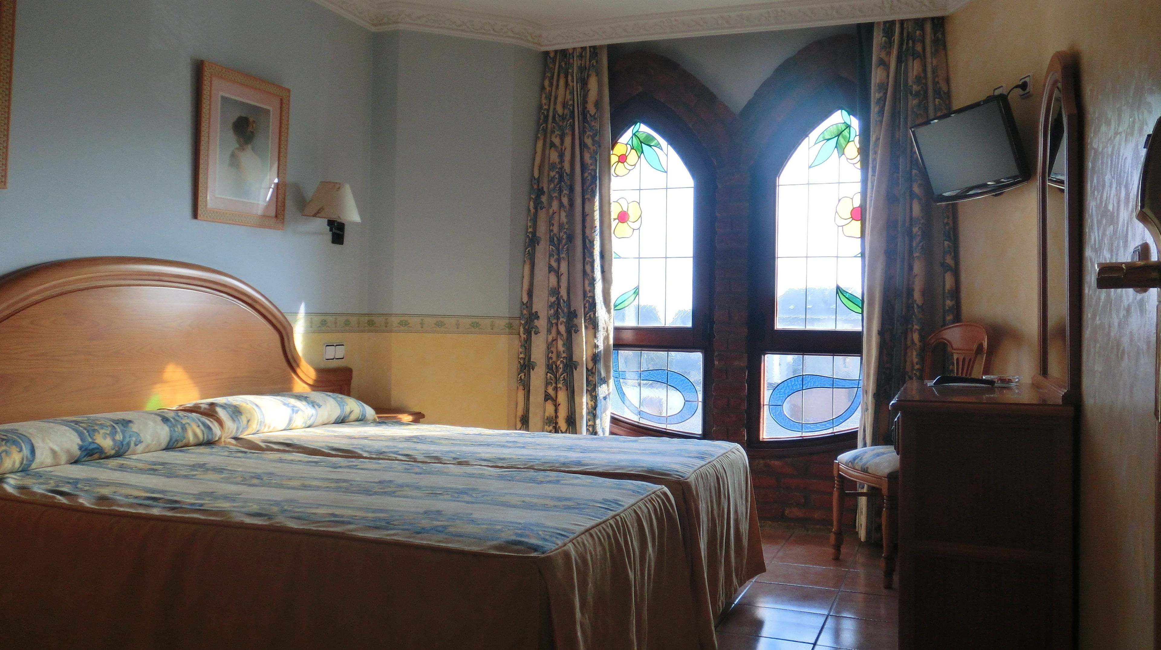 double room single use | desk, blackout curtains, soundproofing, free cots/infant beds