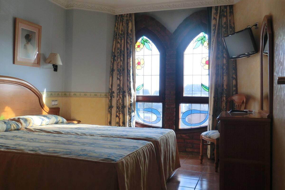 double room single use | desk, blackout curtains, soundproofing, free cots/infant beds