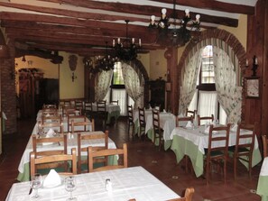 供應早餐、午餐、晚餐；地區菜