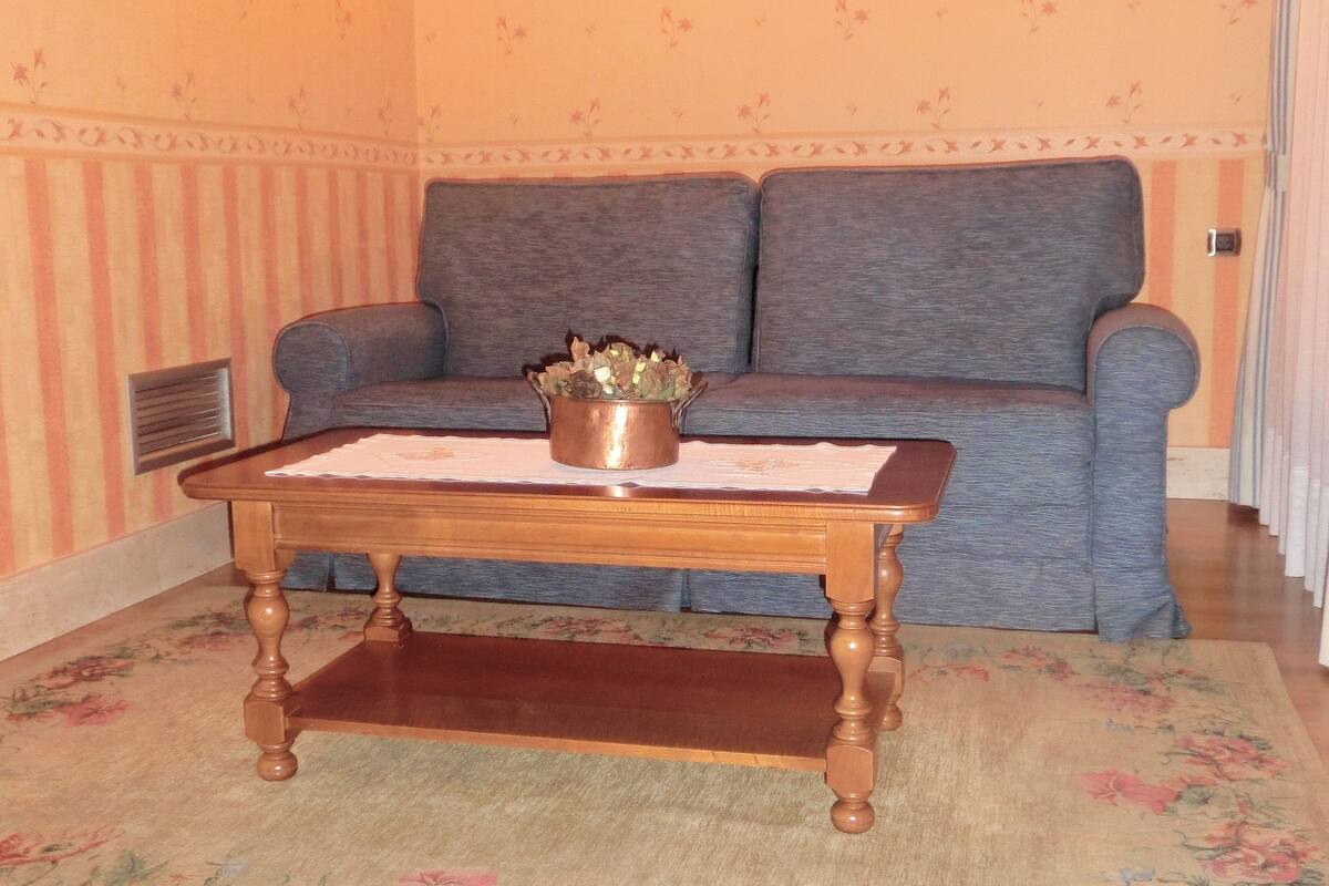 suite | living area | 17-inch flat-screen tv with digital channels, tv