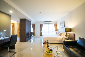 Junior Suite 1 | Escritorio, cortinas blackout, camas extra y wifi gratis 