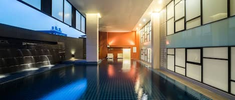 Indoor pool, sun loungers