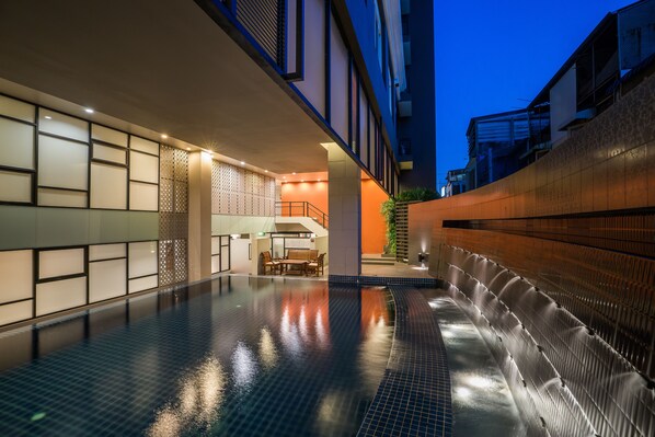 Alberca techada y camastros 