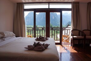 Minibar, in-room safe, desk, laptop workspace - Silver Naga Hotel (Vang Vieng)