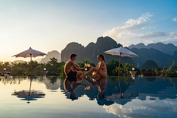 Outdoor pool, sun loungers - Silver Naga Hotel (Vang Vieng)