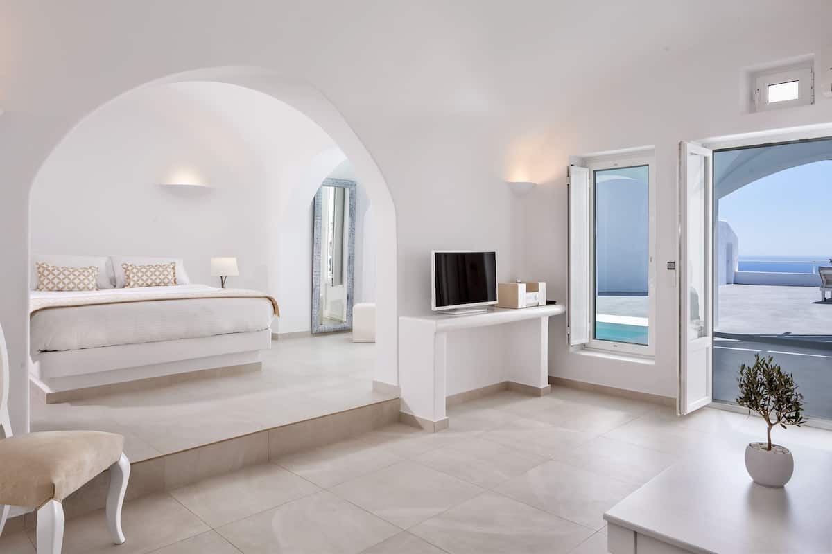 suite, jetted tub | living room | 24-inch flat-screen tv with satellite channels, tv