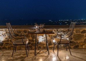 Café da manhã, almoço e jantar; culinária mediterrânea