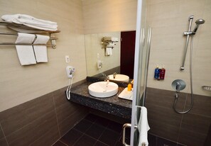 Shower, pengering rambut, handuk, dan sampo