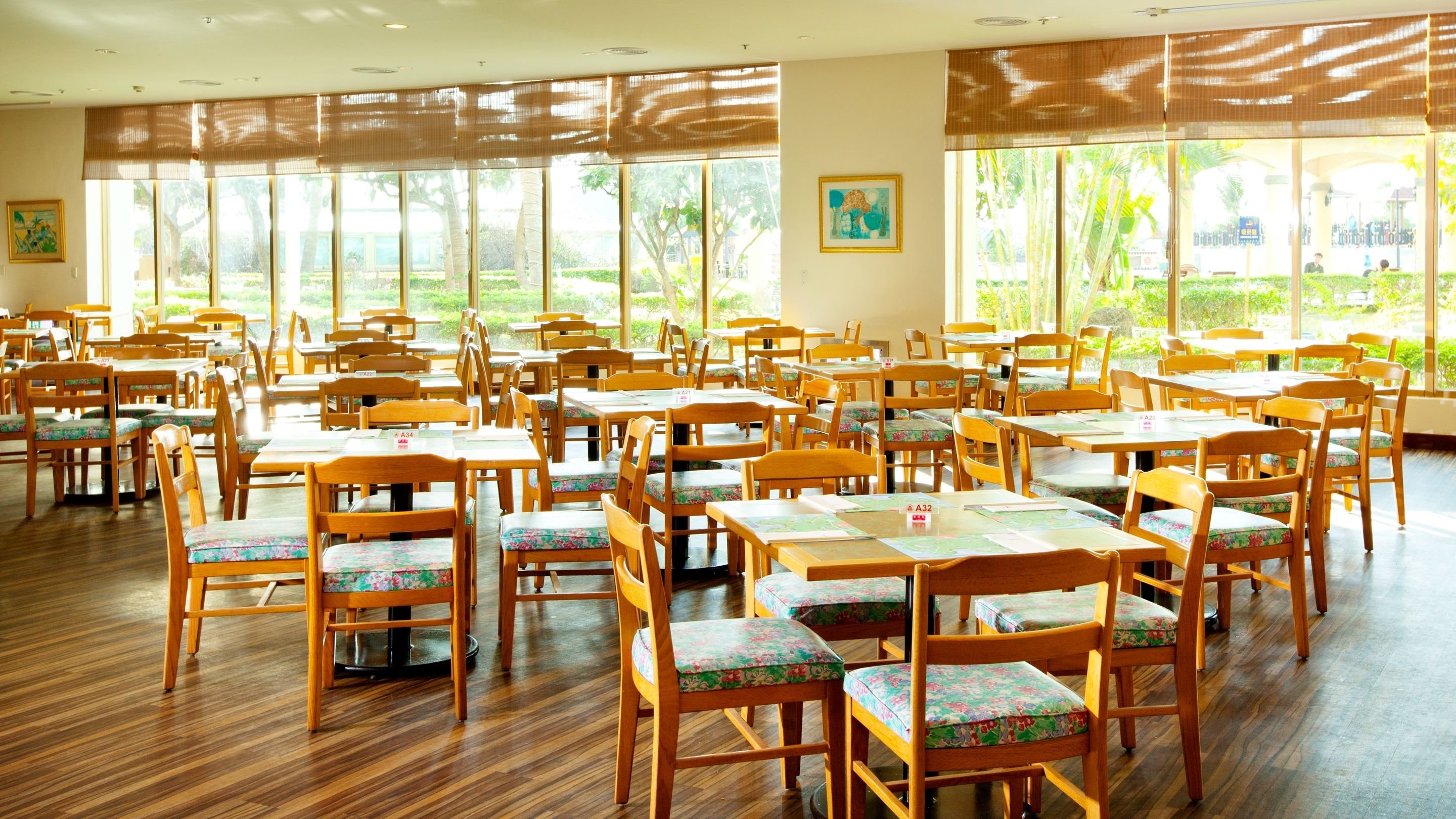 供應早餐、午餐、晚餐；多國菜