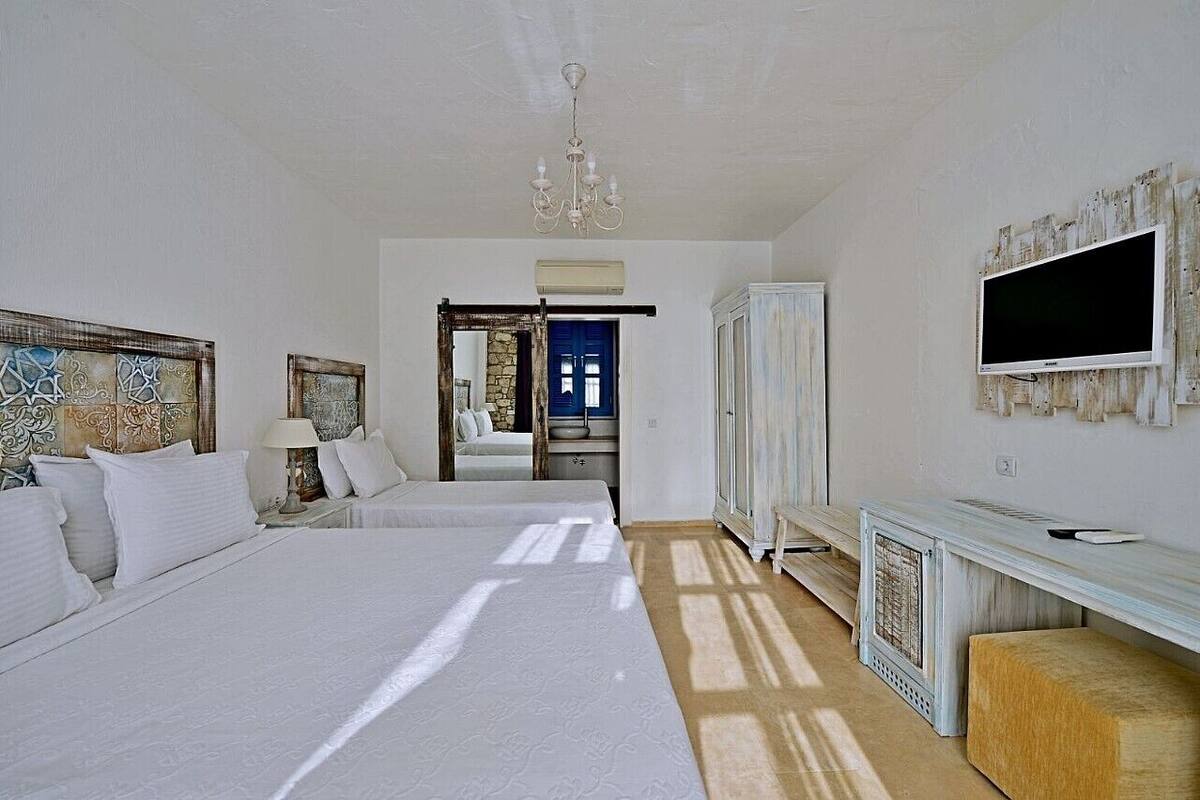 Premium bedding, down duvets, minibar, in-room safe