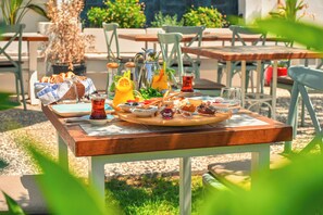 Petit déjeuner composé de spécialités régionales compris tous les jours