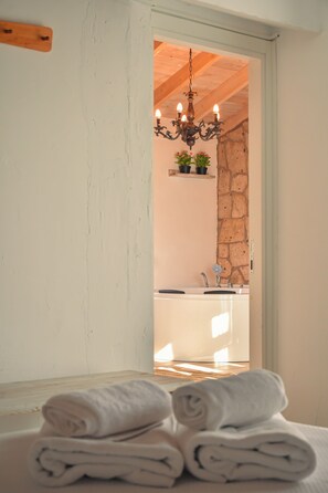 Garden Room with Jetted Tub | Ylelliset vuodevaatteet, untuvapeitot, minibaari, tallelokero huoneessa