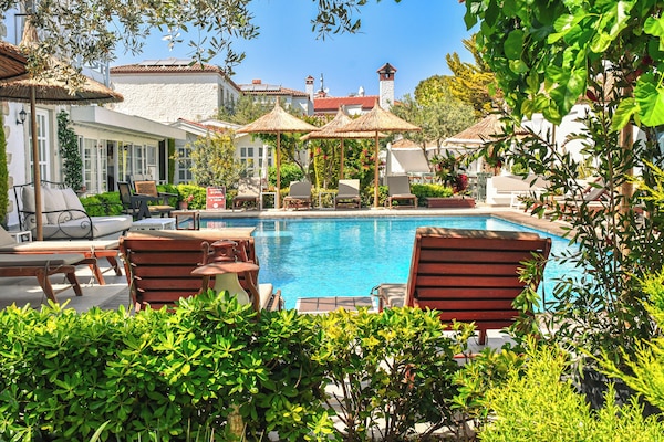 Una piscina al aire libre