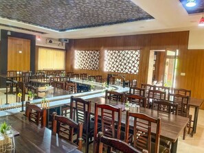 Se sirven comidas, cenas y cocina india 