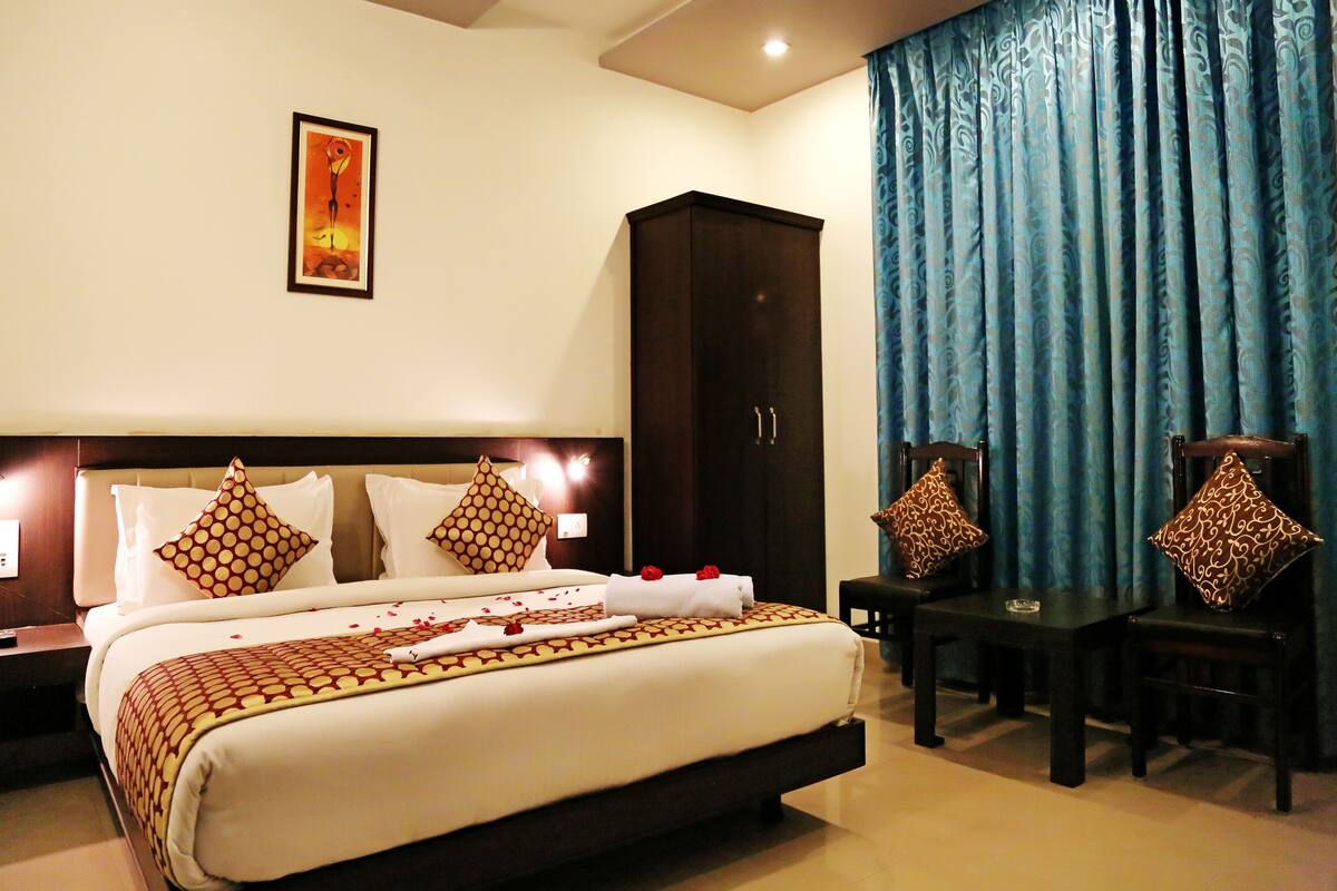 Desk, free WiFi, bed sheets