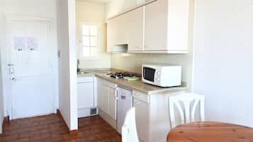 Full-size fridge, electric kettle, cookware/dishes/utensils