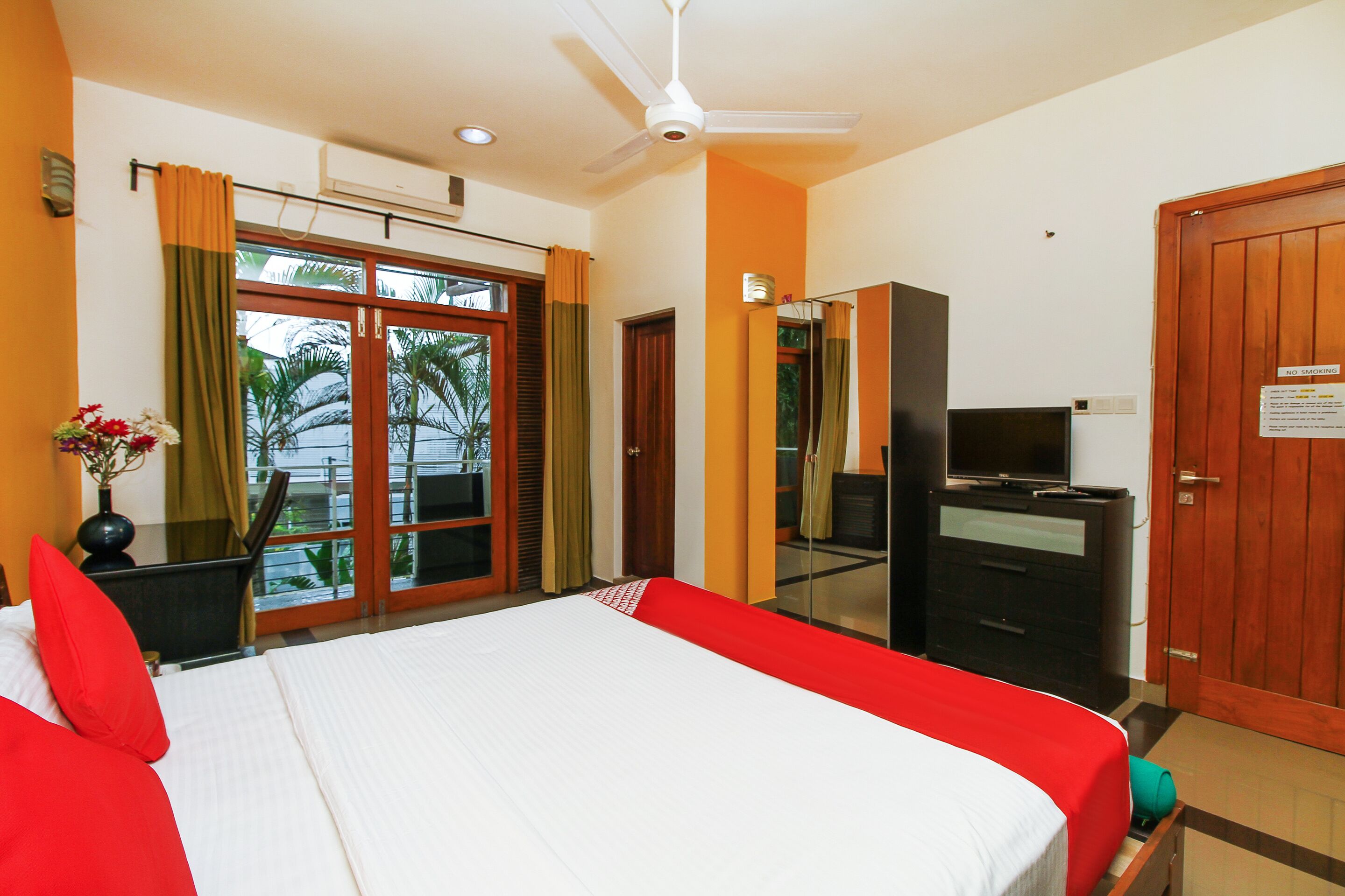 Deluxe Double Room | Minibar, desk, iron/ironing board, free WiFi