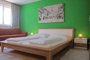 Double Room, Shared Bathroom | Free WiFi, bed sheets - Pension Sonne Bed & Breakfast (Bregenz)