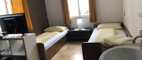 雙人房, 共用浴室 | 免費無線上網、床單