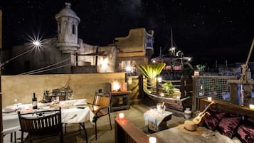 Suite "Pirates" 4 people (1 room and 1 sofa bed in the living room) | Outdoor dining