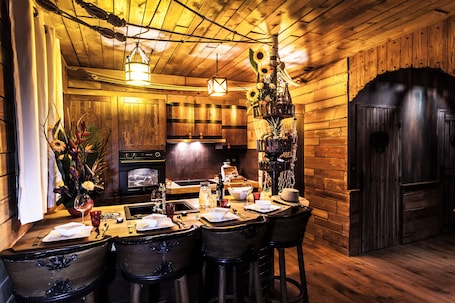 Suite "Moussaillons" 4 people (1 room and 1 sofa bed in the living room) | Private kitchen | Full-size fridge, microwave, oven, stovetop. Hôtel Cap Pirate