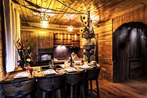 Refrigerador con freezer, microondas, horno, placa de cocina