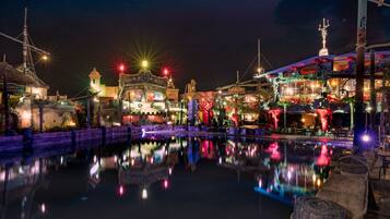 Fachada da propriedade à noite