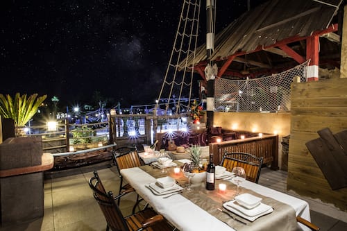 Suite, 1 letto queen con divano letto (Pirate) | Ristorazione all'aperto | Cucina francese, con vista sulla piscina