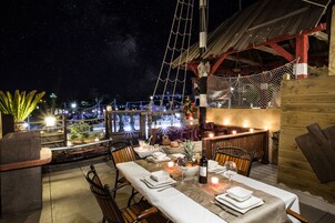 Cocina francesa, con vista a la piscina 