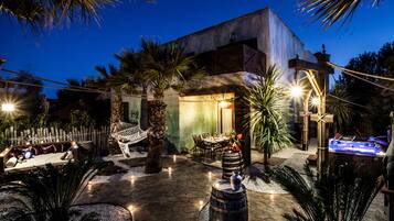 Suite Barbe Noire 6 personnes (2 chambres et 1 sofa convertible dans le salon) | Chambre à thème pour enfants