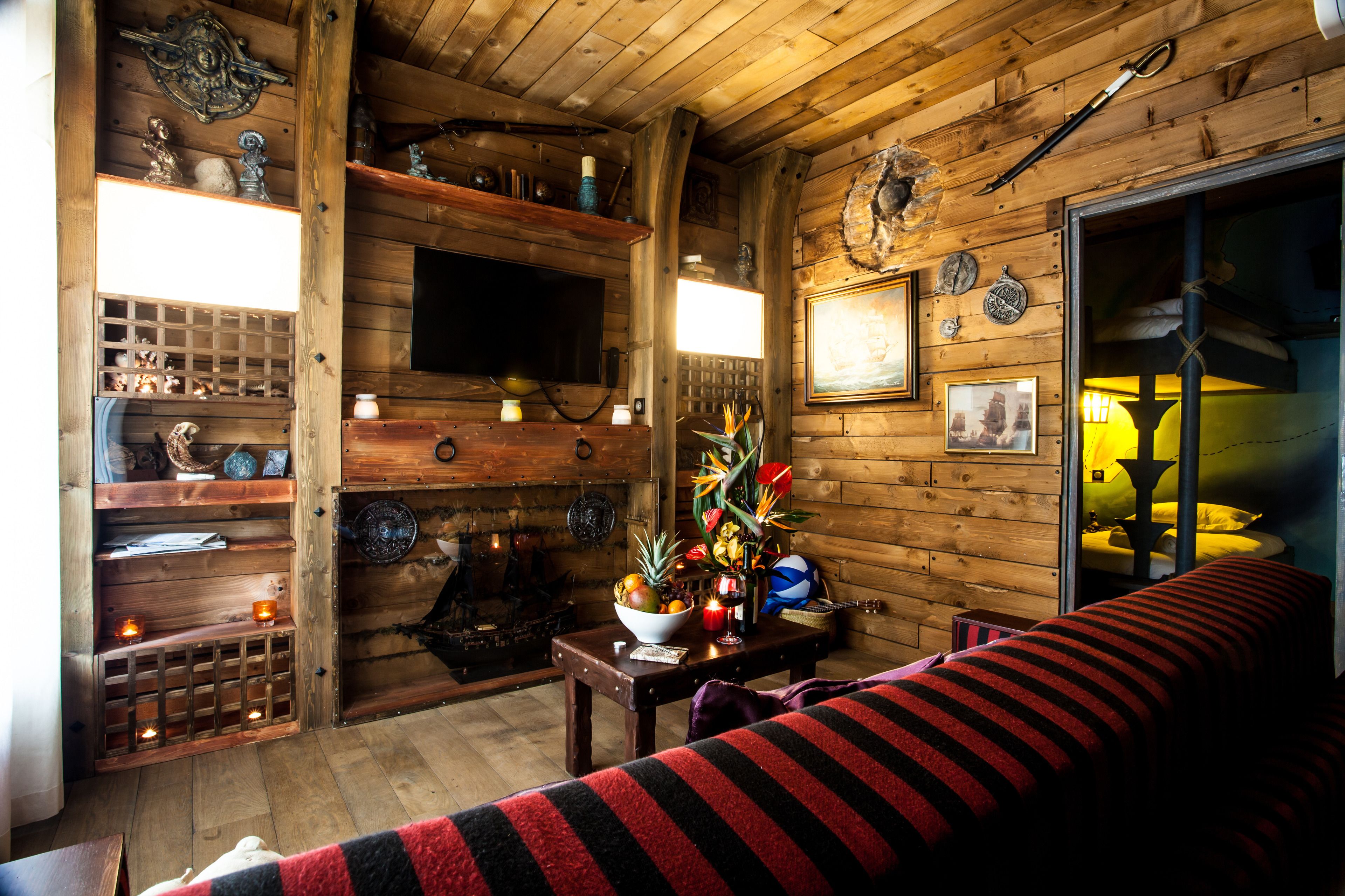 suite "boucaniers" 6 people (2 rooms and a sofa bed in the living room) | living area | led tv