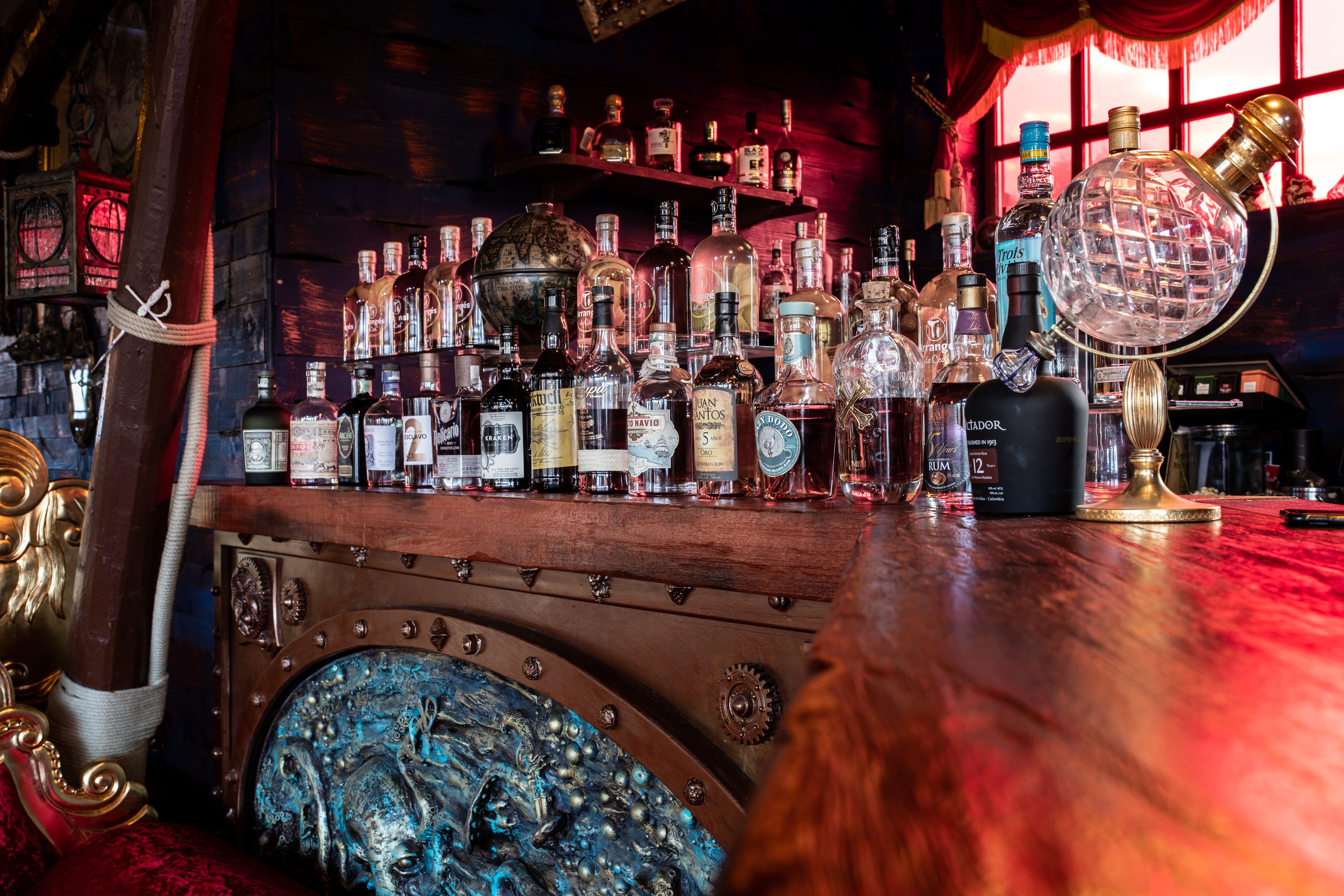 cocktail bar, pool views, open daily